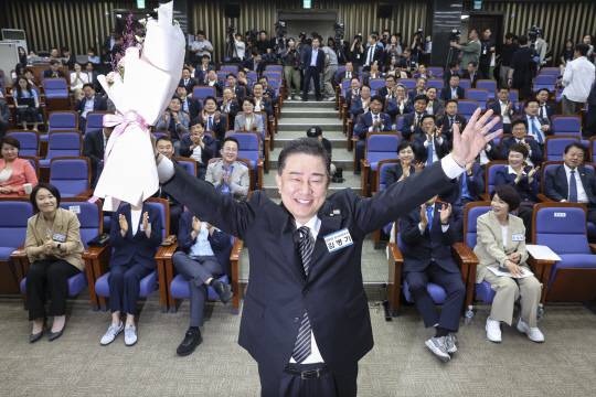 더불어민주당 원내대표로 당선된 김병기 의원이 13일 국회 의원총회 회의장에서 감사 인사를 하고 있다. [공동취재=연합뉴스]