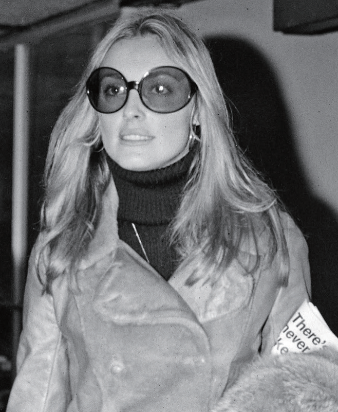 런던 히스로 공항에 도착했을 때 유명해진 선글라스 신. /샤론 테이트 인스타그램