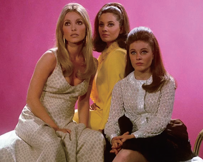 영화 ‘인형의 계곡’의 샤론 테이트(사진 맨 왼쪽). /영화 ‘인형의 계곡’ 포스터