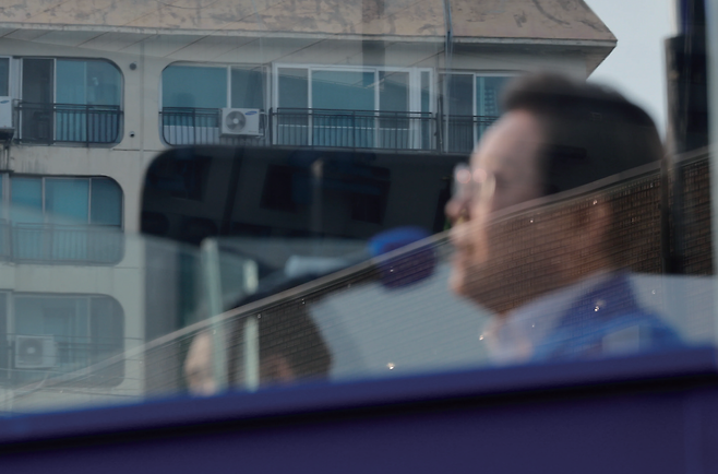 이재명 대통령이 대통령 선거 사전 투표 첫날인 5월 29일 오후 서울 서초구 서울고속버스터미널 광장에서 지지를 호소했다. 이 대통령 너머로 반포의 한 아파트가 보이고 있다. /뉴스1