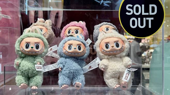 아랍에미리트(UAE) 두바이의 팝마트 매장 전시장에 ‘라부부’ 인형 판매 완료 스티커가 붙어 있다. /셔터스톡