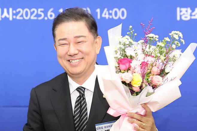 더불어민주당 원내대표로 당선된 김병기 의원이 13일 국회 의원총회 회의장에서 감사 인사를 하고 있다. 연합뉴스