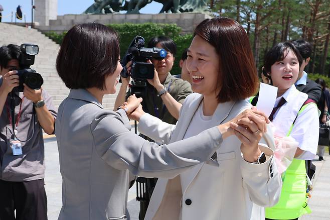 비례대표 의원직을 승계한 진보당 손솔 의원이 12일 서울 여의도 국회에서 열린 등원식에서 김재연 상임대표의 환영을 받으며 포옹하고 있다. 연합뉴스