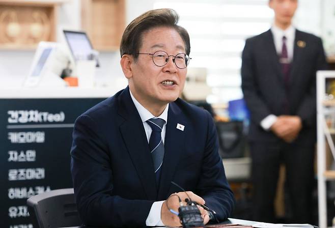 [파주=뉴시스] 고범준 기자 = 이재명 대통령이 13일 경기도 파주시 장단면 행정복지센터에서 열린 주민 간담회에서 발언하고 있다. 2025.06.13. bjko@newsis.com <저작권자ⓒ 공감언론 뉴시스통신사. 무단전재-재배포 금지.> /사진=뉴시스화상