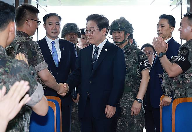 이재명 대통령이 13일 경기도 연천군 육군 25사단 비룡전망대에서 장병들을 격려하고 있다. 2025.6.13 (사진=저작권자(c) 연합뉴스, 무단 전재-재배포 금지)