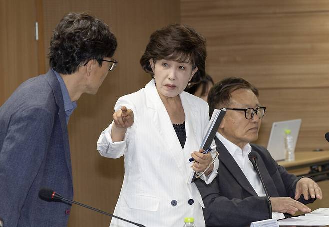 10일 오후 진실화해위 제111차 전체위원회가 시작되기 직전 박선영 위원장이 송상교 사무처장(왼쪽) 앞에서 손가락을 가리키며 무언가를 말하고 있다. 맨 오른쪽은 허상수 위원. 진실화해위 제공