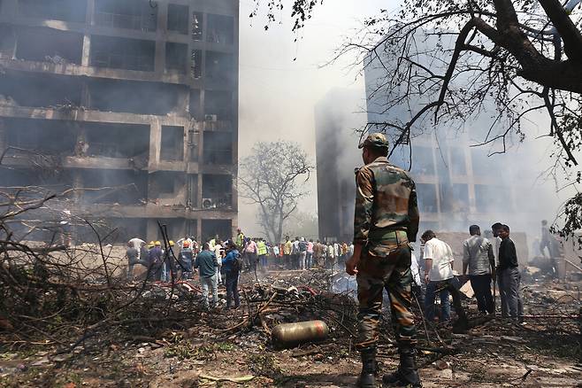 12일 에어인디아 여객기 추락 사고 현장에서 구조대가 수색 및 구조 작업을 진행하고 있다. UP연합뉴스