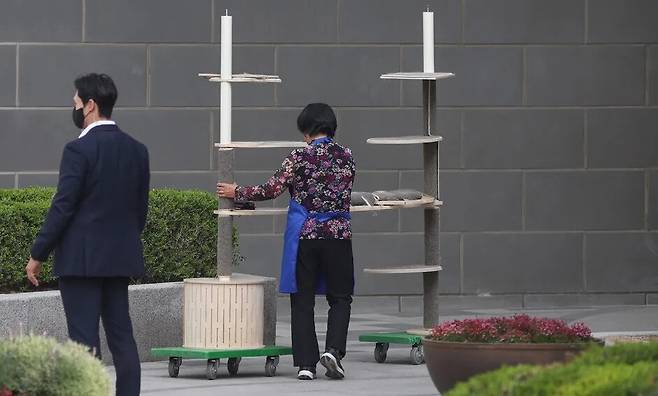 윤석열 전 대통령이 한남동 관저를 떠나 서초동 사저로 거처를 옮기는 것으로 알려진 지난 11일 서울 서초구 사저 아크로비스타에서 관계자가 캣타워를 옮기고 있다. 연합뉴스