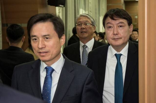 지난 2017년 10월23일 조은석 당시 서울고검장(왼쪽)이 윤석열 당시 서울중앙지검장과 함께 서울 서초구 서울고검에서 열린 국회 법제사법위원회 국정감사 오전 질의순서가 끝난 뒤 국정감사장을 나서고 있다. 한겨레 자료사진