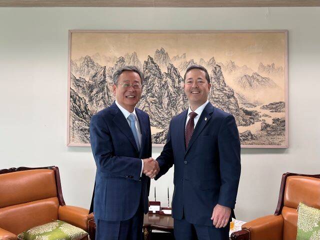 조구래 외교부 외교전략정보본부장(왼쪽)이 13일 서울 외교부 청사에서 션 오닐 미국 국무부 동아태국 고위 관리와 악수하고 있다. 외교부 제공