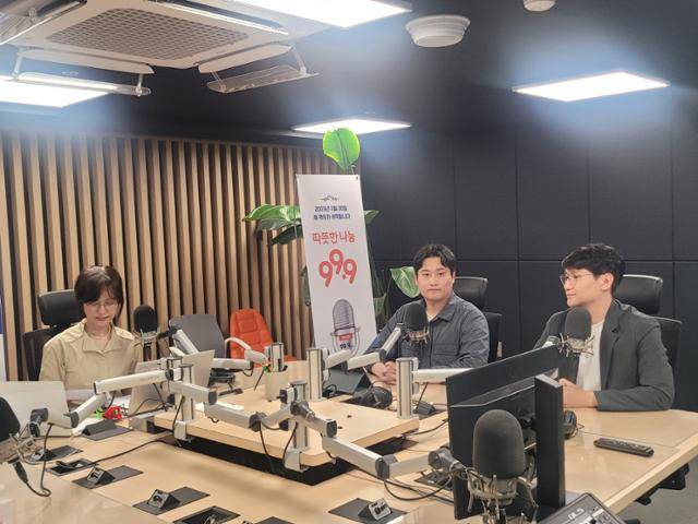 지난 6월12일 OBS 라디오 '오늘의 기후'에 경기환경에너지진흥원 김용환 주임(가운데), 이청원 주임(우측)이 출연하여 주택태양광에 대한 소개를 하고있다.
