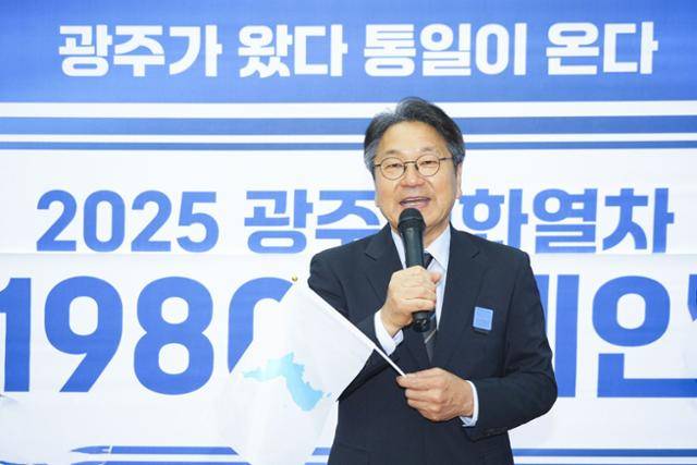 13일 광주평화열차 출무식에 참석한 강기정 광주시장이 탑승객에게 통일 염원에 대한 소감을 피력하고 있다. 광주시 제공6