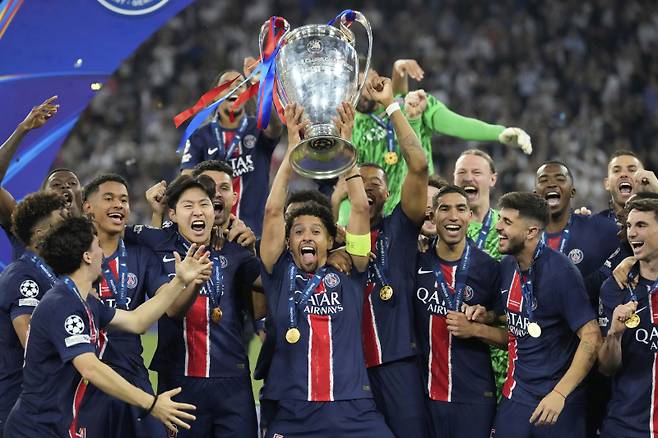 PSG 주장 마르퀴뇨스가 UCL 우승 트로피를 들어 올리는 모습. 이강인도 그 옆에서 기쁨을 누렸다. 사진=AP 연합뉴스