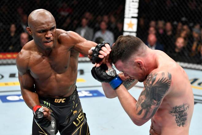 카마루 우스만(왼쪽). 사진=UFC