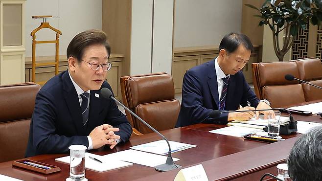 경제안보 긴급 점검회의 참석한 이재명 대통령과 송기호 국정상황실장