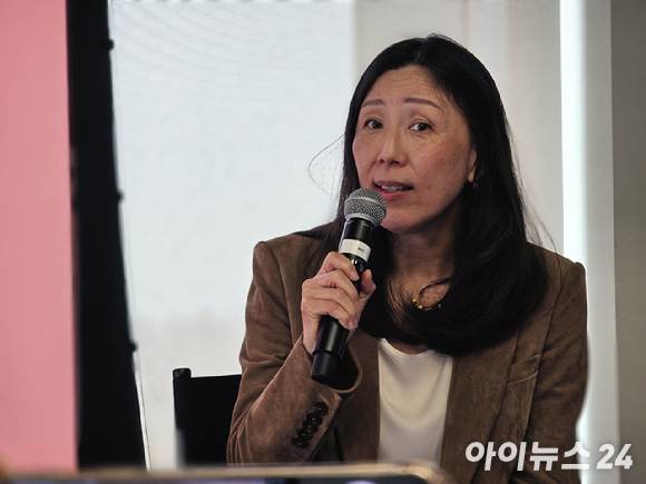 13일 오전 넷플릭스 서울 오피스에서 열린 넷플릭스 프로덕트 데이에서 유니스 킴 넷플릭스 최고프로덕트책임자(CPO)가 새롭게 개편된 TV 사용자인터페이스(UI)에 대해 발표하고 있다. [사진=안세준 기자]