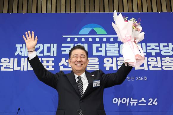 더불어민주당 김병기 신임 원내대표가 13일 오후 서울 여의도 국회에서 열린 제2기 원내대표 선출 의원총회에서 원내대표로 선출된 뒤 포즈를 취하고 있다. [사진=곽영래 기자]