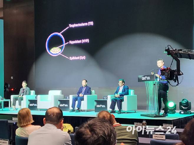 (왼쪽부터)이경진 오가노이드사이언스 CTO와 용 판(Yong Fan) 미국 카네기멜런대 교수, 랑슈 라이(Liangxue Lai) 중국과학원 광저우 바이오의과연구원 교수 준 우(Jun Wu·오른쪽) 미국 텍사스대 사우스웨스턴의료센터 교수. 준 우 교수가 인간세포 유래 키메라 장기에 대해 설명하고 있다. [사진=정승필 기자]