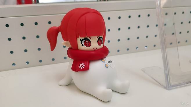 ▲ 스노우메이지 스마트폰 거치대입니다. 뽈록한 뱃살이 안정감을 잡아줍니다.