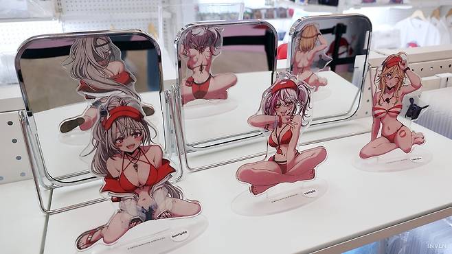 ▲ "앞뒤가 완벽한" 해상구조대 아크릴 스탠드. 거울이 인상적.