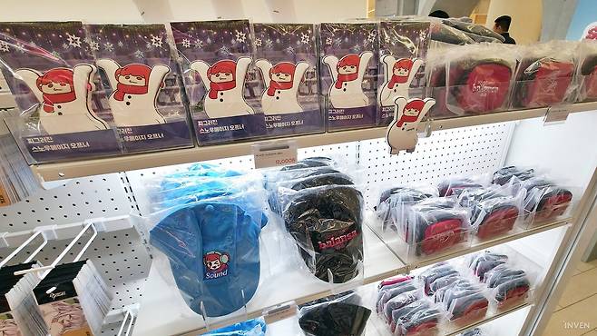 ▲ 각종 스노우메이지 굿즈도 오프너부터 모자까지 다양하게 마련됐습니다.
