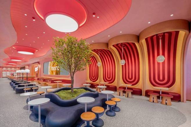 지난 5월 16일 서울 강남구 논현동에 문을 연 배스킨라빈스 청담점은 AI 기술을 활용한 약 370㎡(112평) 규모의 특화 매장이다 / 출처=SPC