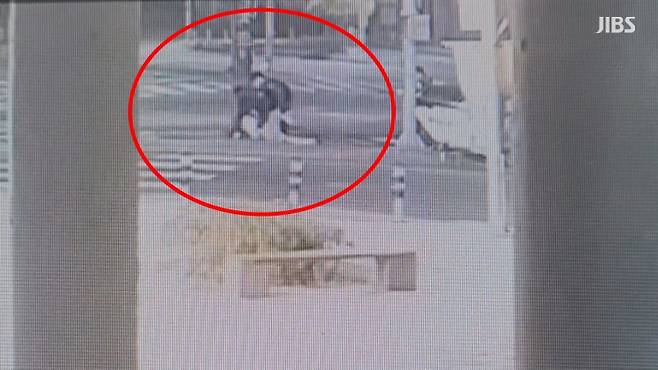 지난 4월 9일 밤 제주시 노형동의 한 사거리에서 킥보드로 경찰관을 들이받는 사고를 내고 도주하다 붙잡힌 10대 중학생 A 군