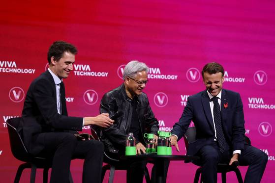 아르튀르 멘쉬 미스트랄 최고경영자(왼쪽), 젠슨 황 엔비디아 최고경영자(가운데), 에마뉘엘 마크롱 프랑스 대통령이 11일(현지시간) 프랑스 파리에서 열린 ‘비바테크놀로지’ 콘퍼런스에서 토론하고 있다. 이날 엔비디아의 개발자 컨퍼런스인 ‘GTC 파리’도 개최됐다. [로이터=연합뉴스]