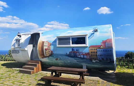 블루로드 여행자를 위한 숙소. 영덕 풍력발전단지 아래에 있다.