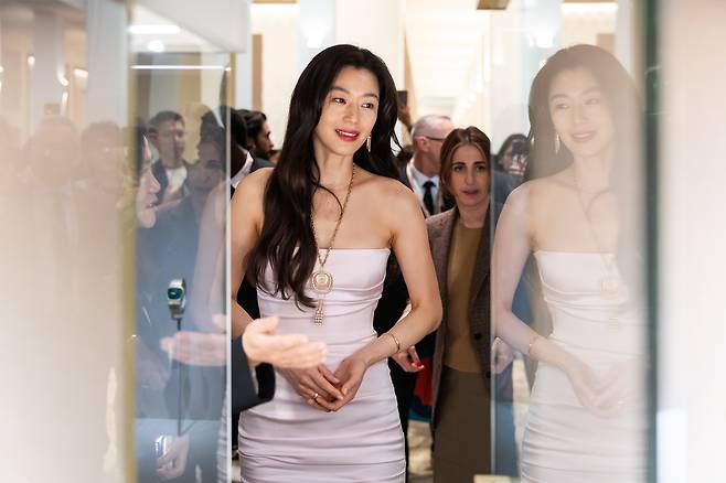 워치스&원더스 박람회장 내 피아제 부스를 찾은 배우 전지현. 사진 워치스&원더스