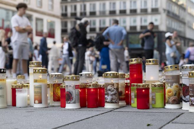 지난 12일(현지시간) 오스트리아 빈 성 슈테판 대성당(슈테판돔) 앞에서 열린 그라츠 학교 총격 사건 희생자 추모식에 사람들이 서 있다. EPA=연합뉴스