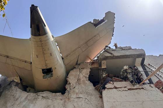 12일(현지시간) 인도 항공사 에어인디아의 AI171 여객기가 인도 서부 구자라트주 아메다바드 국제공항 인근에서 추락했다. 추락하며 거주지역 건물에 충돌한 해당 항공기의 꼬리 부분 잔해의 모습. AFP=연합뉴스