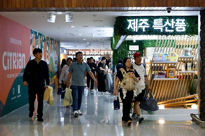 12일 한국공항공사 제주국제공항에 마련된 여객 선호 브랜드 거리에서 관광객들이 물건을 구매하고 있다. 공항사진기자단