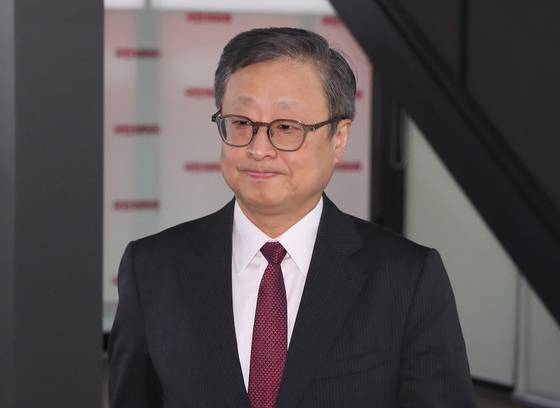 후보교체 시도 감사를 총괄하고 있는 유일준 국민의힘 당무감사위원장의 모습. 사진은 지난해 3월 국민의힘의 위성정당이었던 국민의미래 공천관리위원장을 맡아 비례대표 후보자 순번 발표 기자회견을 갖기 위해 이동하던 모습. 뉴스1