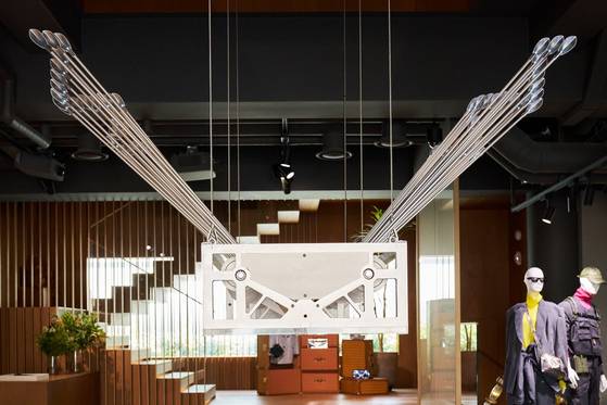 MCM의 서울 청담동 플래그십 스토어 ‘MCM HAUS’에 마련된 ‘키네틱 아트’ 전시 공간. 사진 MCM