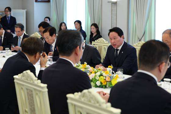 최태원 SK그룹 회장 겸 대한상공회의소 회장이 13일 서울 용산 대통령실에서 열린 이재명 대통령과의 6경제단체·기업인 간담회에서 발언하고 있다. 대통령실통신사진기자단