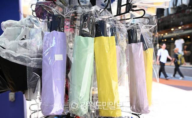 ▲ 제주도부터 이른 장마가 시작된 지난 12일 춘천 명동의 한 상가 앞에 우산이 진열돼 있다. 김정호 기자