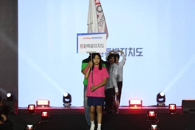 ▲ 제4회 전국어울림생활체육대축전이 13일 홍천종합체육관에서 개막한 가운데 강원도 기수단이 입장하고 있다.