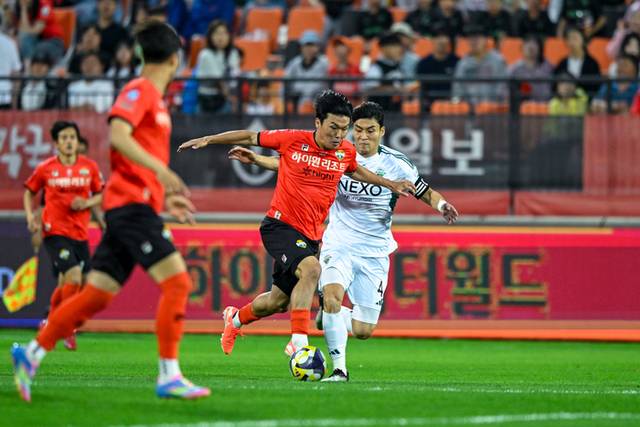 ▲ 13일 춘천 송암스포츠타운 주경기장에서 열린 전북과의 하나은행 K리그1 2025 18라운드 경기에서 강원 조진혁이 돌파를 시도하고 있다.
