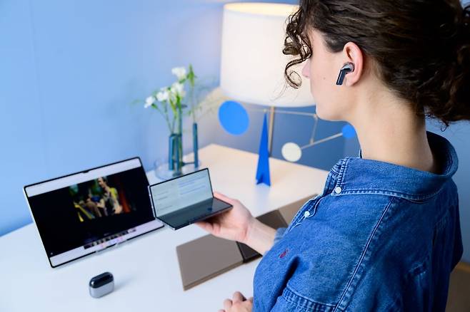 갤럭시Z폴드6의 '듣기모드'를 사용해 외국어 동영상을 시청하는 모습. 사진=삼성전자 제공