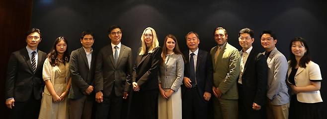 (왼쪽부터) 강승룡 중견련 상무, 김서연 피앤에스네트웍스 해상영업전략팀 매니저, 송상현 오텍오티스파킹시스템 해외사업부 이사, 손영동 피앤에스네트웍스 해상영업전략팀 팀장, 앤티아 앱쇼프 버지니아주 경제개발청 부대표, 코리 보보스 댄빌시 경제개발·관광부 국장, 박일동 디섹 회장, 매트 맥래런 체스터필드 카운티 경제개발부 부국장, 송용훈 삼진일렉스 경영지원본부 신재생본부 부사장, 유선 헤라켐테크놀러지 대표이사, 박은영 버지니아주정부 한국사무소 이사. 중견기업연합회 제공