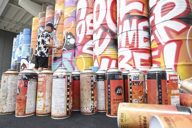 13일 서울 용산구 노들섬에서 열린 서울썸머바이브 행사에서 그라피티 작가가 작업을 하고 있다.