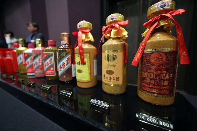 지난달 22일 오후 서울 강남구 GS타워에서 열린 GS리테일 주류 박람회 '그랜드 테이스팅' 행사에 중국 '귀주마오타이'가 진열돼 있다. 사진=뉴스1