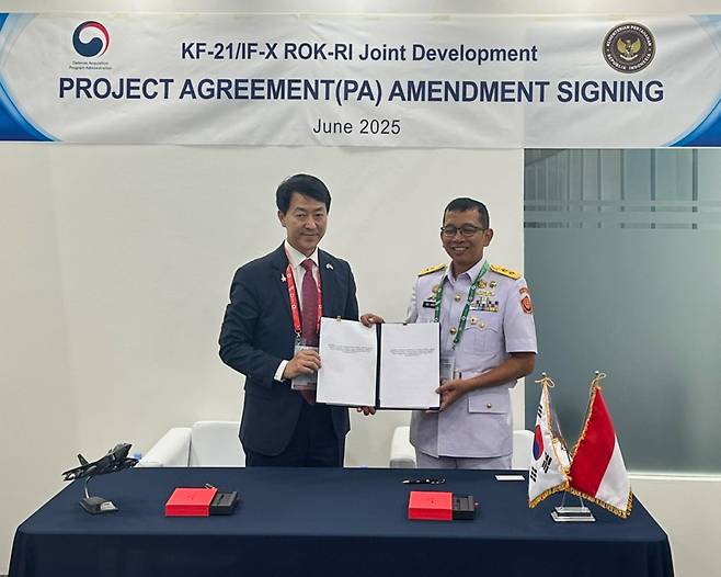 지난 12일 인도네시아 자카르타에서 노지만 방사청 한국형전투기사업단장이 스리얀또(Sri yanto) 인도네시아 국방부 예비전력총국장과 함께 '공동개발 기본합의서(Project Agreement) 개정안'에 서명한 후 기념촬영하고 있다. / 사진=방위사업청 제공