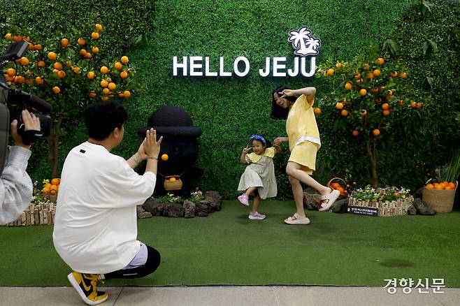 12일 한국공항공사 제주국제공항에 마련된 헬로 제주 포토존에서 관광객들이 기념촬영을 하고 있다. 제주 l 문재원 기자