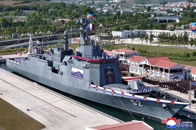 북한이 지난달 21일 진수식 도중 좌초한 신형 5000t급 구축함을 수리해 지난 12일 진수식을 개최했다고 13일 조선중앙통신이 보도했다. 연합뉴스