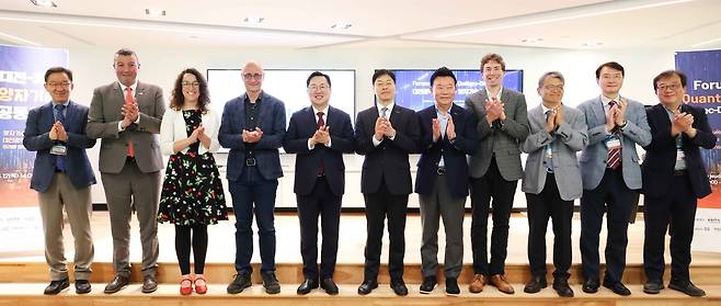 대전시 관계자들이 12일(현지시간) 캐나다 퀘벡주 셔브룩시에서 ‘양자기술 공동포럼’을 가진 뒤 현지 참석자들과 기념촬영을 하고 있다. 대전시 제공