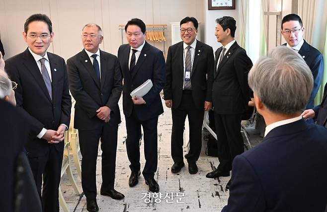 13일 용산 대통령실 청사에서 열린 이재명 대통령과 경제단체·기업인 간담회 시작에  이재용 삼성전자 회장, 최태원 SK 그룹 회장 겸 대한상공회의소 회장, 정의선 현대자동차그룹 회장, 구광모 LG그룹 회장, 신동빈 롯데그룹 회장 등이 이야기를 나누고 있다. 대통령실사진기자단