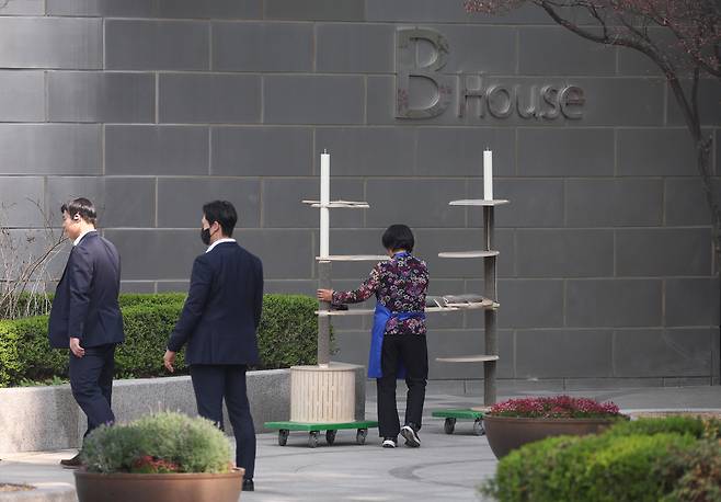 윤석열 전 대통령이 서울 한남동 대통령 관저를 떠나 서초동 사저로 거처를 옮기는 것으로 알려졌던 지난 4월 11일 사저 아크로비스타에서 관계자가 캣타워를 옮기고 있다. 연합뉴스