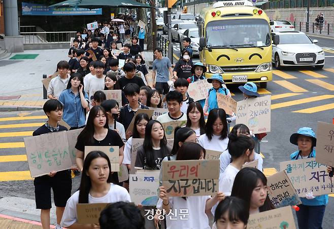 신현중·상봉중·장안중·중랑중·중화중·태릉중 등 중랑구에 위치한 6개 중학교 학생들이 13일 서울 중랑구 신현중학교에서 열린 ‘2025 중랑학생기후행진’ 에서 기후위기 대응을 촉구하는 손팻말을 들고 있다. 2025.06.13 권도현 기자